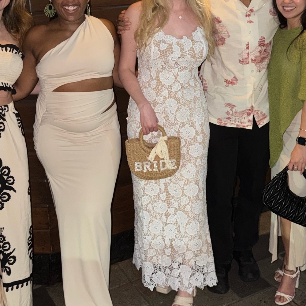 Elegant White Lace Dress - Picture 5 of 6